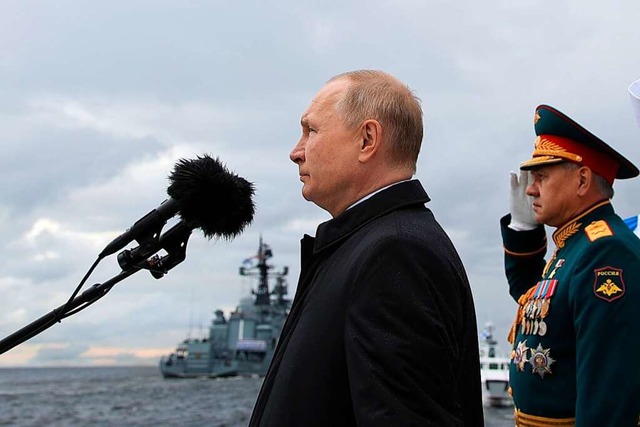 Russlands Prsident Putin und Admiral ...ne an der Newa in St. Petersburg teil.  | Foto: Mikhail Klimentyev (dpa)