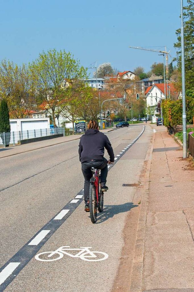 Auf der Otto-Stoelcker-Strae kommt es...efhrlichen Situationen fr Radfahrer.  | Foto: Olaf Michel