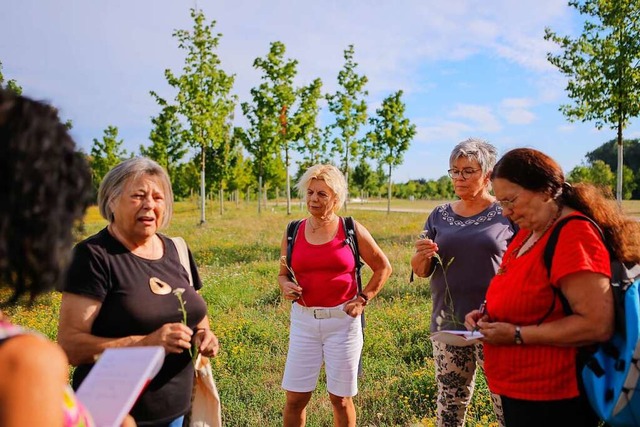 Monika Fischer erlutert und die Teilnehmerinnen schreiben mit.  | Foto: Adrian Hofmann