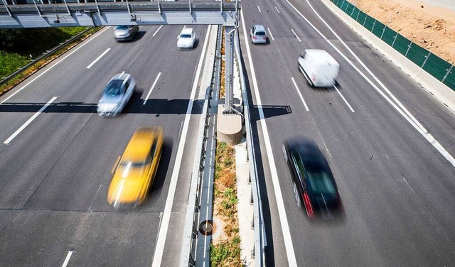 Autos fahren ber die Autobahn A8 nahe dem Stuttgarter Flughafen.  | Foto: Christoph Schmidt (dpa)