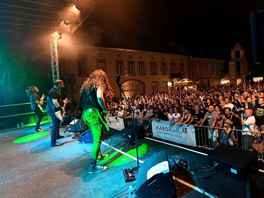 Der rockige Metal-Sound der Metallica-Coverband SAD donnerte in der Nacht durch die Mllheimer Innenstadt