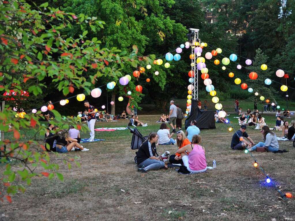 Warme Temperaturen, Musik und die stimmungsvolle Atmosphre im Kurpark, vor allem nach Anbruch der Dmmerung, sorgten in Bad Bellingen fr das zwei Jahre lang vermisste Lichterfest-Gefhl.