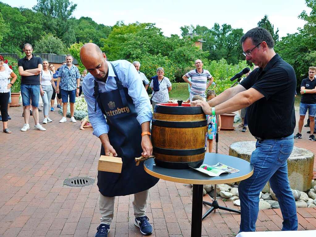 Brgermeister Carsten Vogelpohl beim Fassanstich zum Auftakt.