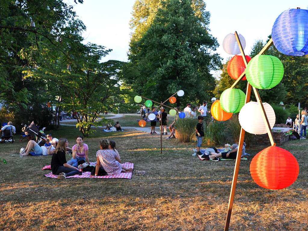 Warme Temperaturen, Musik und die stimmungsvolle Atmosphre im Kurpark, vor allem nach Anbruch der Dmmerung, sorgten in Bad Bellingen fr das zwei Jahre lang vermisste Lichterfest-Gefhl.