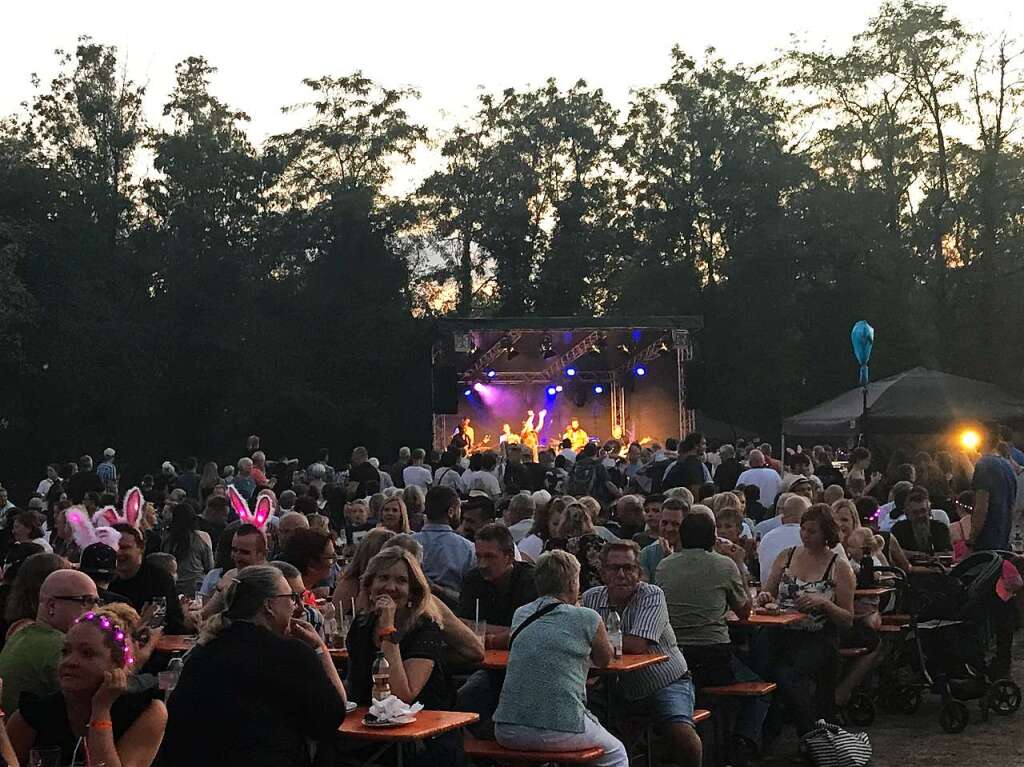 Warme Temperaturen, Musik und die stimmungsvolle Atmosphre im Kurpark, vor allem nach Anbruch der Dmmerung, sorgten in Bad Bellingen fr das zwei Jahre lang vermisste Lichterfest-Gefhl.