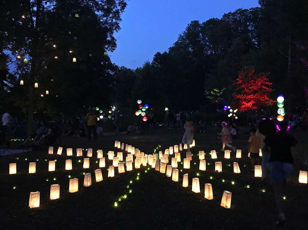 Warme Temperaturen, Musik und die stimmungsvolle Atmosphre im Kurpark, vor allem nach Anbruch der Dmmerung, sorgten in Bad Bellingen fr das zwei Jahre lang vermisste Lichterfest-Gefhl.