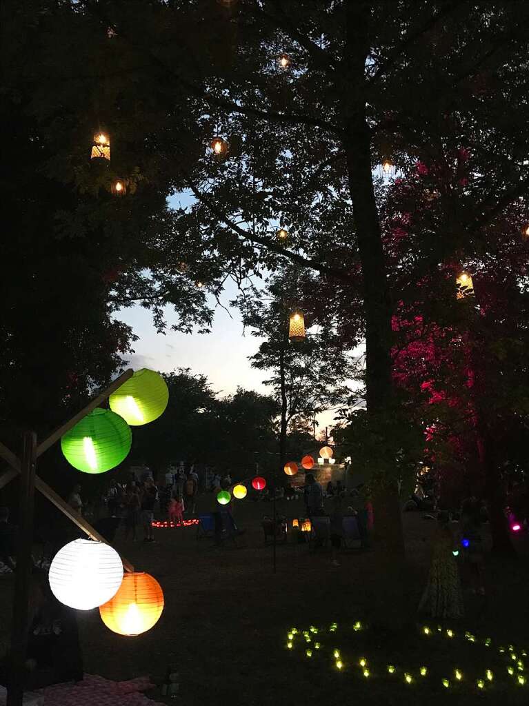 Warme Temperaturen, Musik und die stimmungsvolle Atmosphre im Kurpark, vor allem nach Anbruch der Dmmerung, sorgten in Bad Bellingen fr das zwei Jahre lang vermisste Lichterfest-Gefhl.