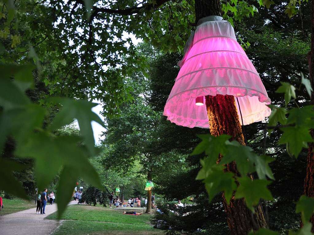 Warme Temperaturen, Musik und die stimmungsvolle Atmosphre im Kurpark, vor allem nach Anbruch der Dmmerung, sorgten in Bad Bellingen fr das zwei Jahre lang vermisste Lichterfest-Gefhl.