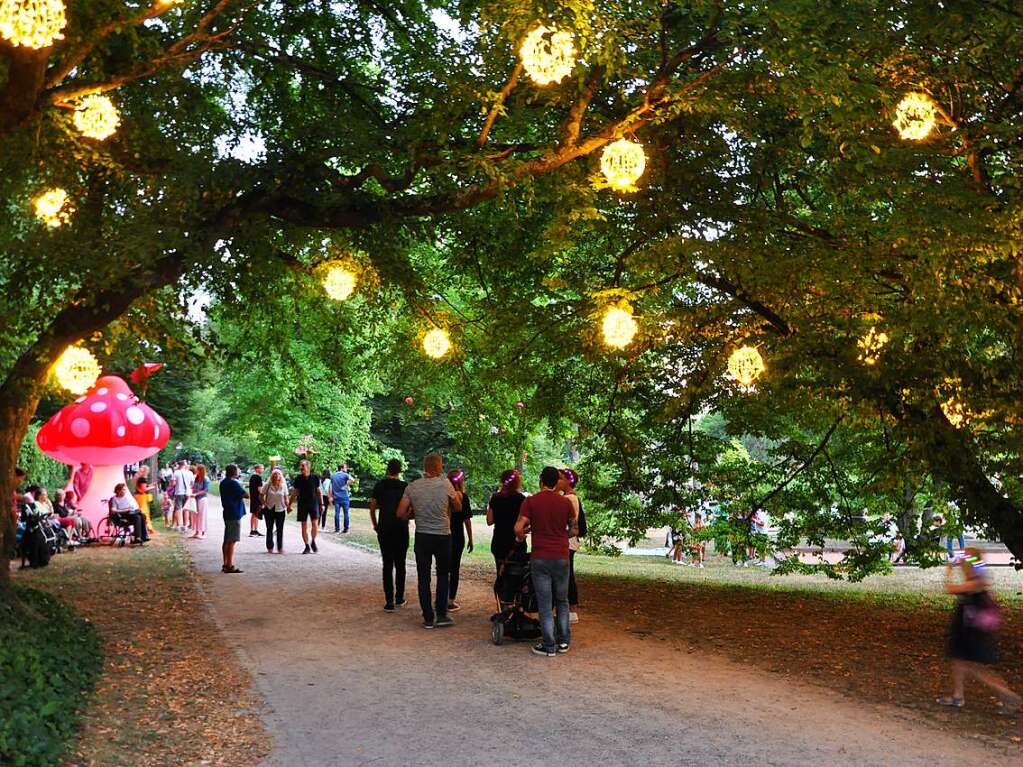 Warme Temperaturen, Musik und die stimmungsvolle Atmosphre im Kurpark, vor allem nach Anbruch der Dmmerung, sorgten in Bad Bellingen fr das zwei Jahre lang vermisste Lichterfest-Gefhl.