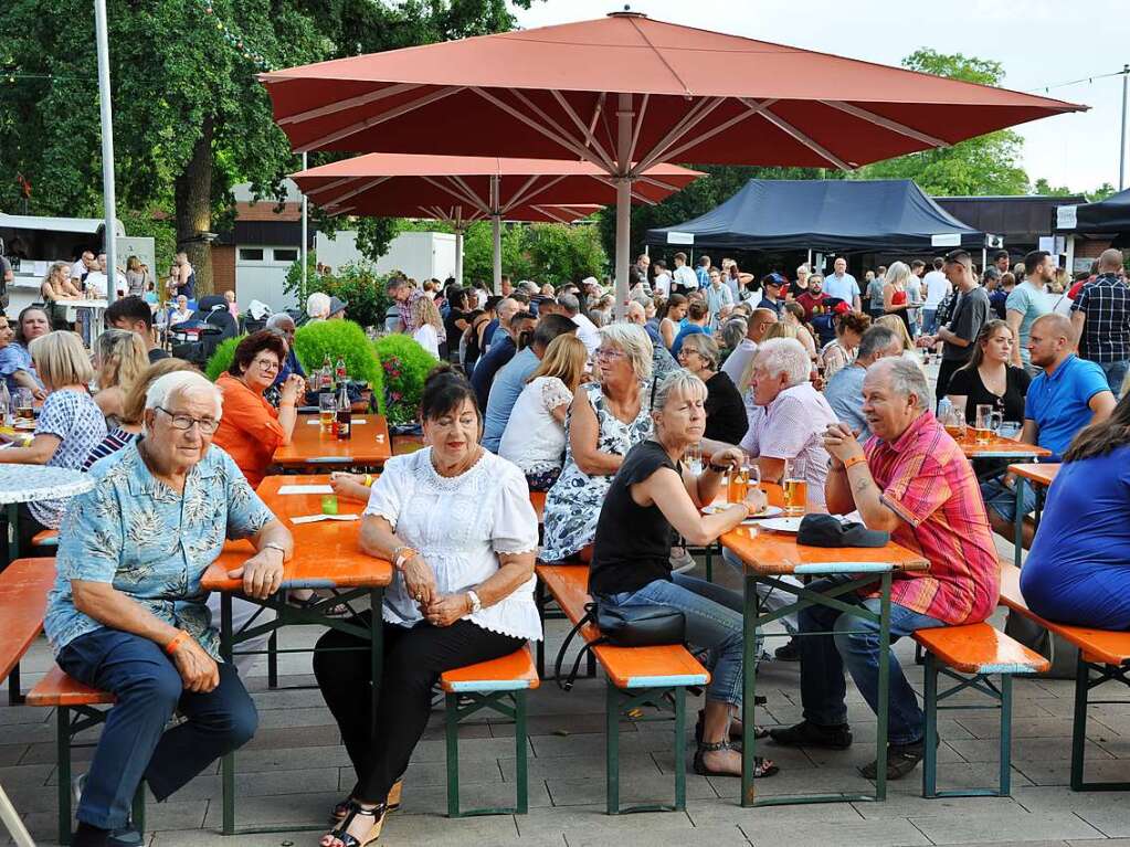 Warme Temperaturen, Musik und die stimmungsvolle Atmosphre im Kurpark, vor allem nach Anbruch der Dmmerung, sorgten in Bad Bellingen fr das zwei Jahre lang vermisste Lichterfest-Gefhl.