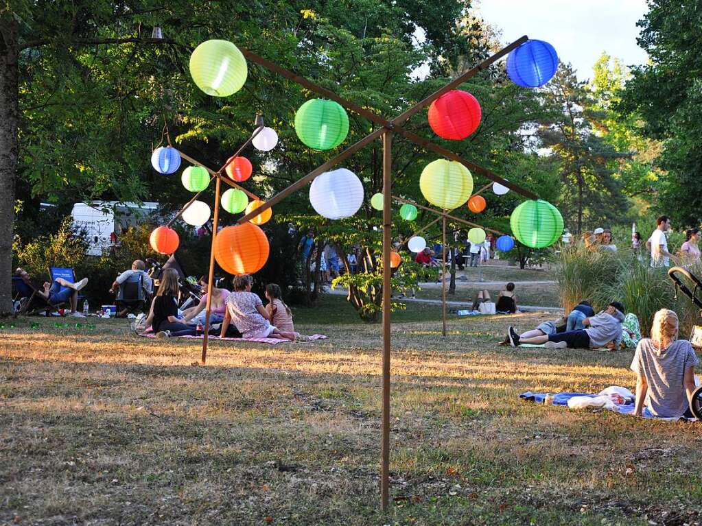 Warme Temperaturen, Musik und die stimmungsvolle Atmosphre im Kurpark, vor allem nach Anbruch der Dmmerung, sorgten in Bad Bellingen fr das zwei Jahre lang vermisste Lichterfest-Gefhl.