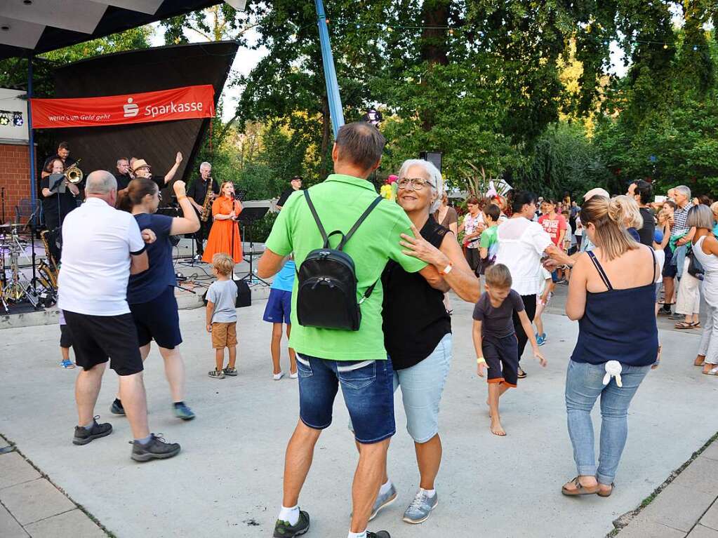 Warme Temperaturen, Musik und die stimmungsvolle Atmosphre im Kurpark, vor allem nach Anbruch der Dmmerung, sorgten in Bad Bellingen fr das zwei Jahre lang vermisste Lichterfest-Gefhl.