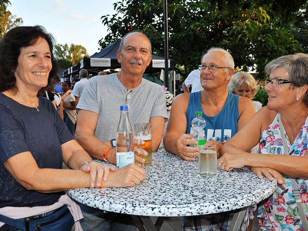 Warme Temperaturen, Musik und die stimmungsvolle Atmosphre im Kurpark, vor allem nach Anbruch der Dmmerung, sorgten in Bad Bellingen fr das zwei Jahre lang vermisste Lichterfest-Gefhl.