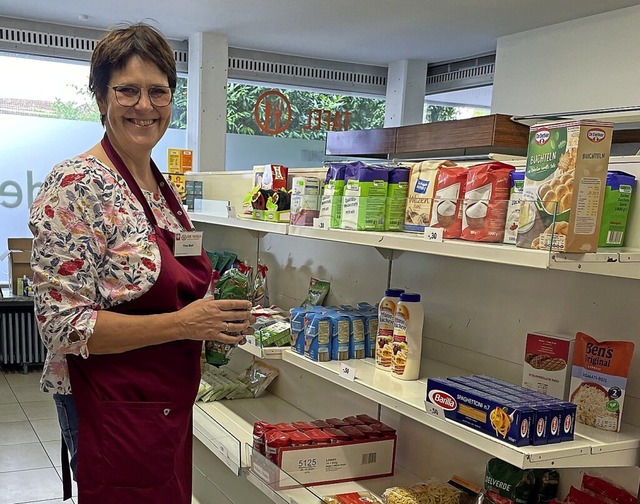 Lebensmittel, wie Nudeln, die mglichs...rin Karin Beil mit Spendengeldern ein.  | Foto:  Tina Prause