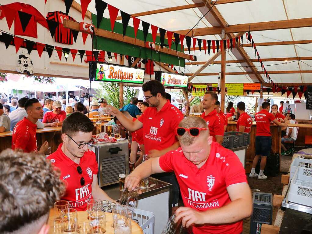 Ohne die vielen fleiigen Helfer gbe es das Schlossfest nicht. Auch rund um den Bierbrunnen des TuS war stndig Hochbetrieb.