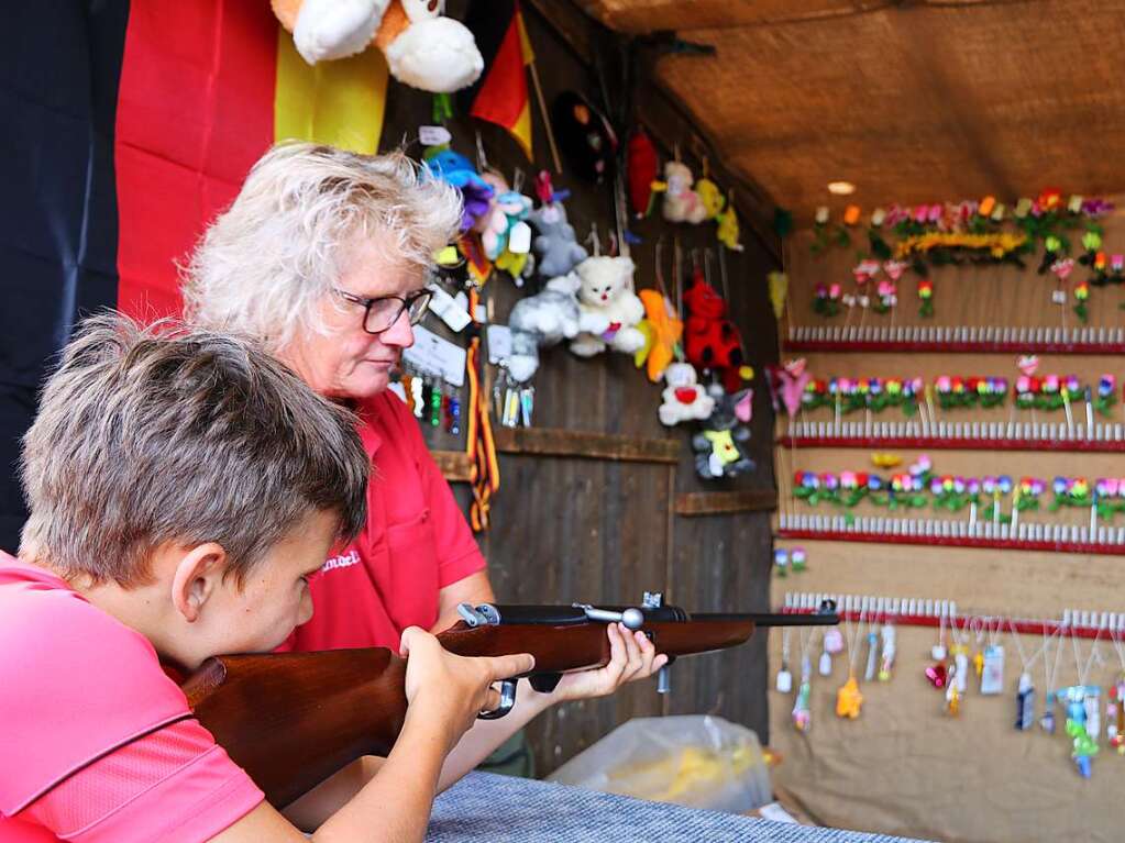 Die Schiebude der Trachtengruppe Gndelwangen gehrt traditionell zum Schlossfest und erfreut sich auch im 21. Jahrhundert groer Beliebtheit.