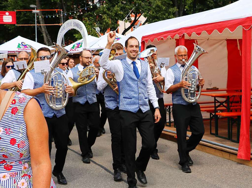 Zackig wie immer geriet der musikalische Erffnungszug der Stadtmusik unter Leitung von Daniel Weier vor dem Fassanstich.