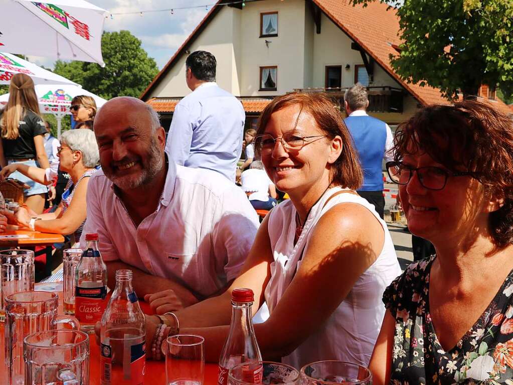 Brgermeister Frdric Drevet und seine Gattin Veronique genieen vor ihrem Arbeitseinsamt die Festatmosphre im lockeren Gesprch mit Sabine Zausig (rechts), welche sich um die Gste aus der franzsischen Partnerstadt kmmert.