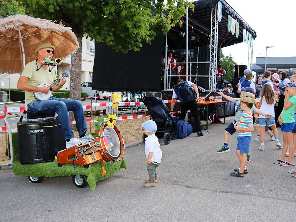 PitPete hat seinen Fanclub beim Schlossfest und sorgt bei Alt und Jung fr Stimmung.