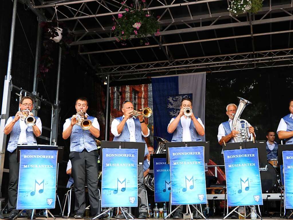 Die Bonndorfer Musikanten unterhalten am Samstagnachmittag auf der Bhne vor dem Schloss.