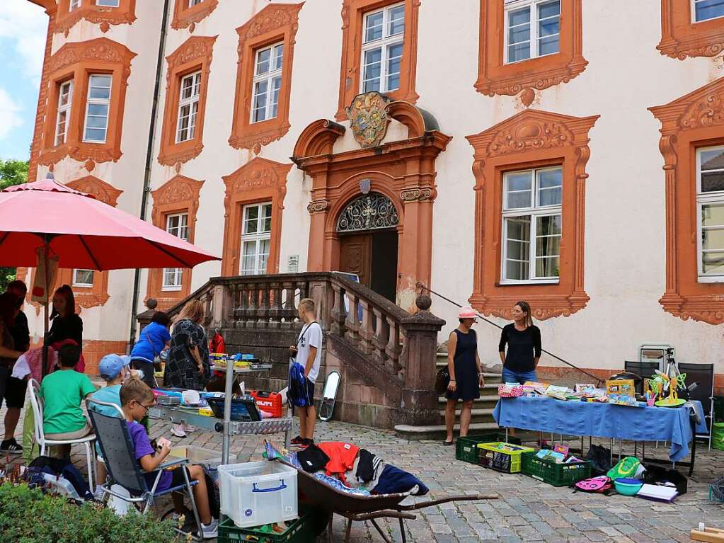 Der Flohmarkt im Schlosshof war am Samstagnachmittag bereits zur Hlfte ausverkauft, so gro war das Interesse.