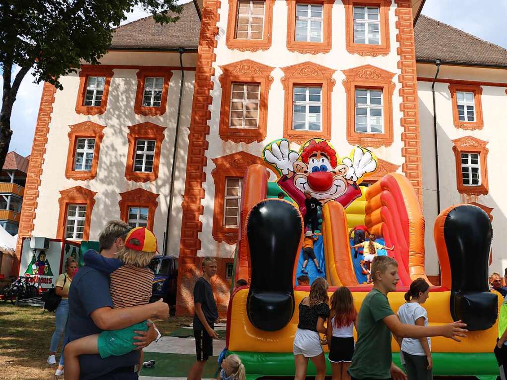 m Schlossgarten tummelten sich hunderte von Kindern um Riesenrutsche, Bungee-Trampolin und Riesen-Sandkasten.