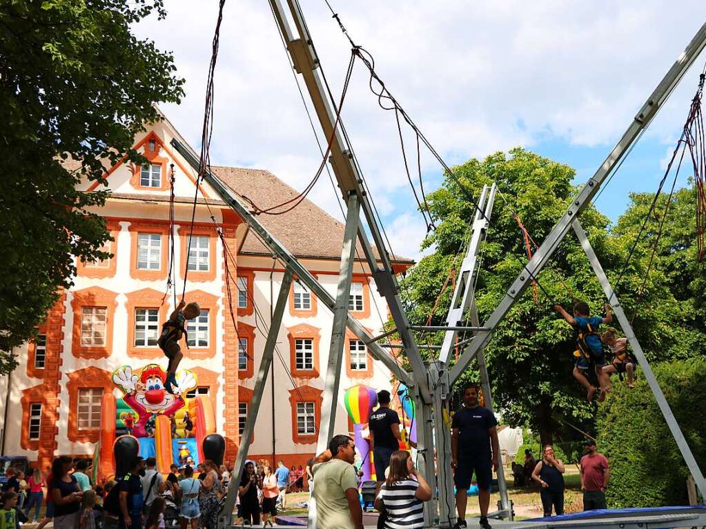 Im Schlossgarten tummelten sich hunderte von Kindern um Riesenrutsche, Bungee-Trampolin und Riesen-Sandkasten.