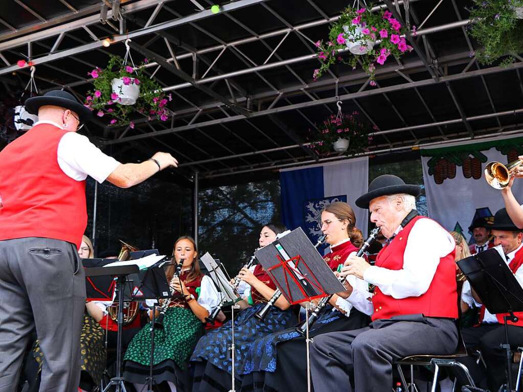 Die Trachtenkapelle Gschweiler mit ihrem Dirigenten Flake sorgte auf dem Stadthallenplatz fr Feststimmung.