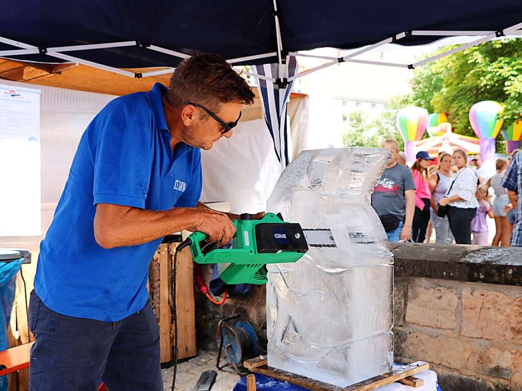 Markus Blle prsentierte seine Kunstfertigkeit im Ice Carving und zog viel Besucherinteresse auf sich.