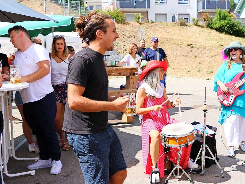 Zu solch grooviger Musik kann auch am hellen Nachmittag schon getanzt werden.