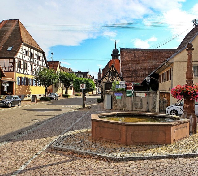 Mehr Platzcharakter soll die Hauptstra...brunnen  bei der katholischen Kirche.   | Foto: Daniel Hengst