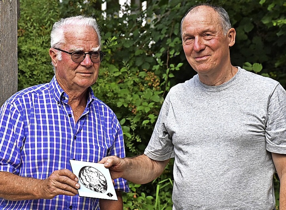 Klaus Birkenmeier (links) übergibt Mat...eine Kachel mit dem Logo des Rundwegs.  | Foto: Thomas Biniossek