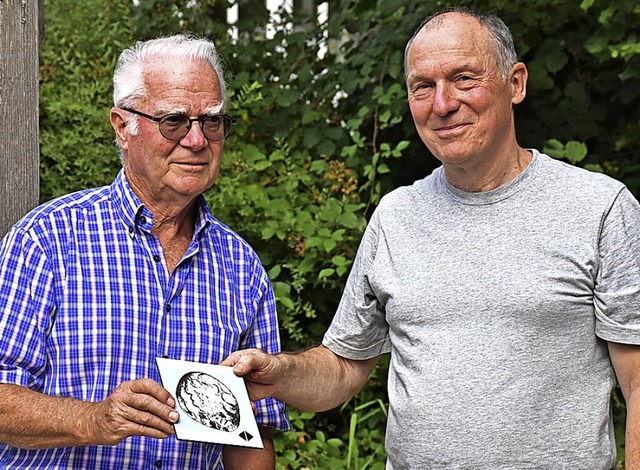 Klaus Birkenmeier (links) bergibt Mat...eine Kachel mit dem Logo des Rundwegs.  | Foto: Thomas Biniossek