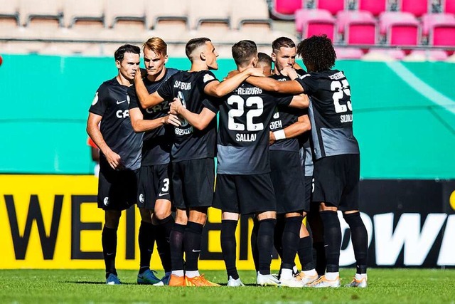 Jubelnde Freiburger: Der SC Freiburg steht in der zweiten Pokalrunde.  | Foto: Tom Weller (dpa)