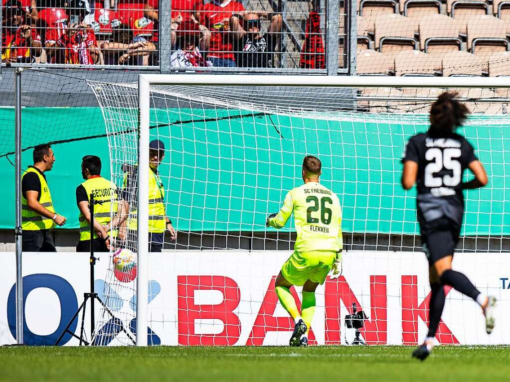 Die Fhrung fr die Gastgeber: Von der Mittellinie zog der Lauterer Marlon Ritter einfach mal ab und dpierte so Freiburgers Schlussmann Mark Flekken.