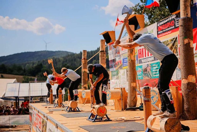 Mit dem Beil zugange waren diese Herren.  | Foto: Adrian Hofmann