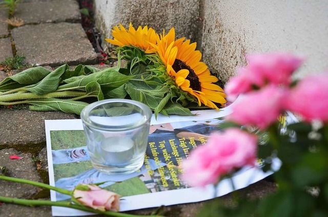 Gedenken an die gettete Ayleen: Blume...der Mauer vor dem Gottenheimer Rathaus  | Foto: Kathrin Blum