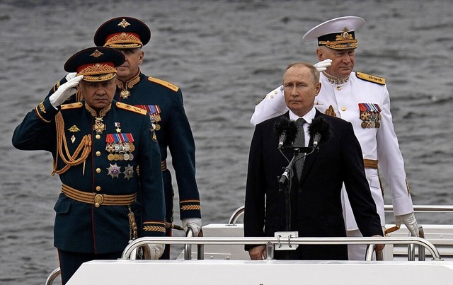 Wladimir Putin  bei der Marineparade i...d der Westen, die Arktis und die Krim.  | Foto: ALEXEY DANICHEV (AFP)