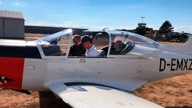 Die Piloten Martin Haller und Thomas B...ebecca Madonia in Freiburg im Flugzeug  | Foto: privat