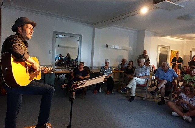 Der Liedermacher Oliver Scheidies trat...gut Leo in Gresgen im blauen Saal  auf  | Foto: Roswitha Frey