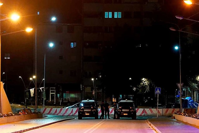 Mitrovica: Polizisten sichern mit ihre...n der Stadt Sirenenalarm zu hren ist.  | Foto: Festim Beqiri (dpa)