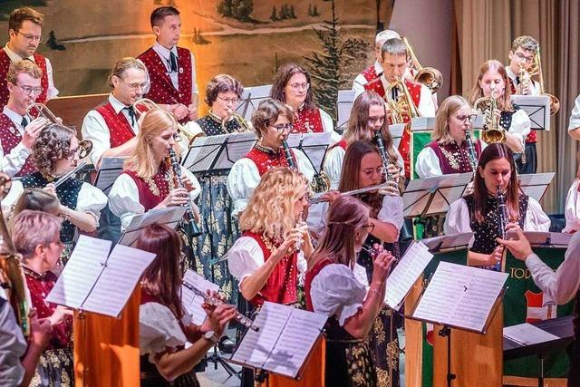 Trachtenkapelle Todtnauberg feiert ein Jubilumsfest mit einem Jahr Versptung