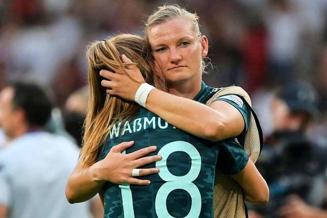 Glückliche Engländerinnen und traurige Deutsche nach EM-Finale