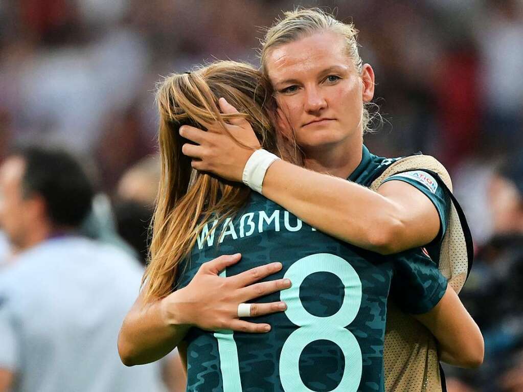 England und Deutschland liefern sich vor der EM-Rekordkulisse in Wembley ein groes Duell - mit einem Happy End fr die Gastgeberinnen. 