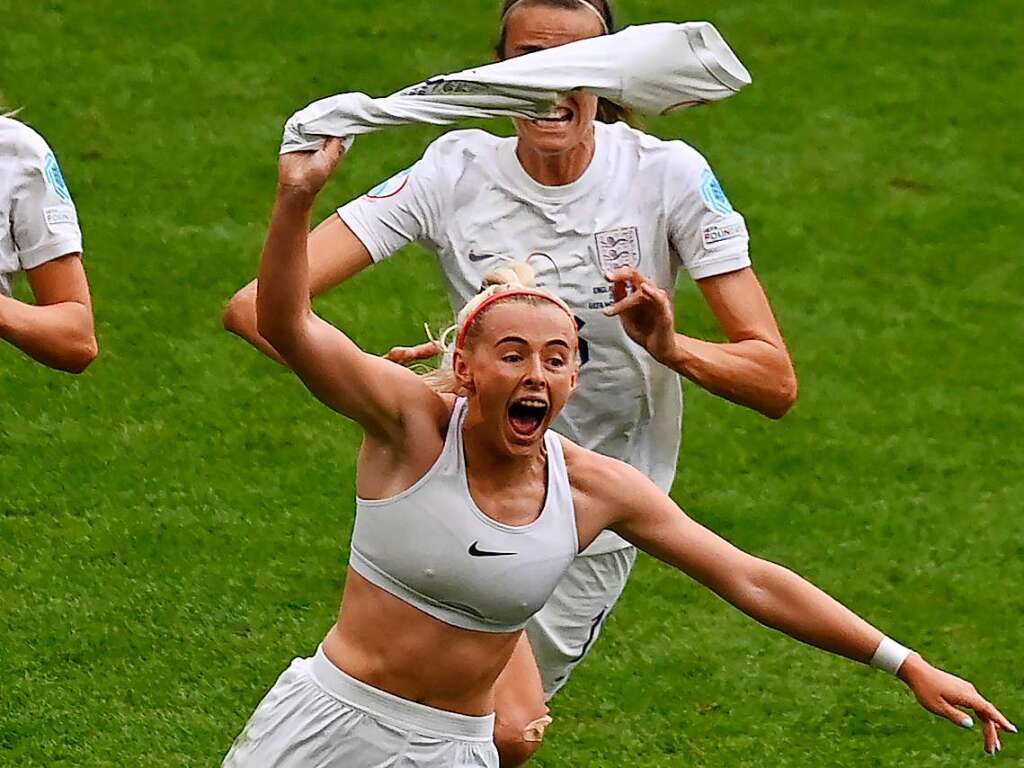 England und Deutschland liefern sich vor der EM-Rekordkulisse in Wembley ein groes Duell - mit einem Happy End fr die Gastgeberinnen. 