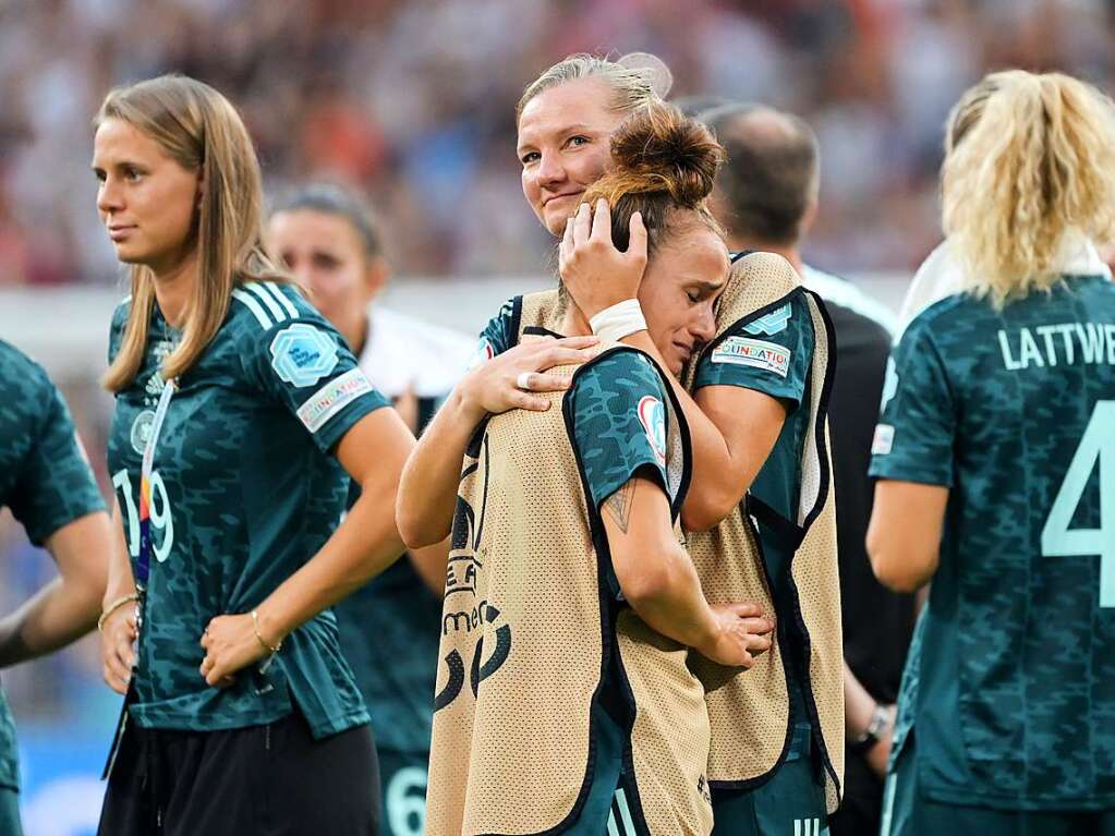 England und Deutschland liefern sich vor der EM-Rekordkulisse in Wembley ein groes Duell - mit einem Happy End fr die Gastgeberinnen. 