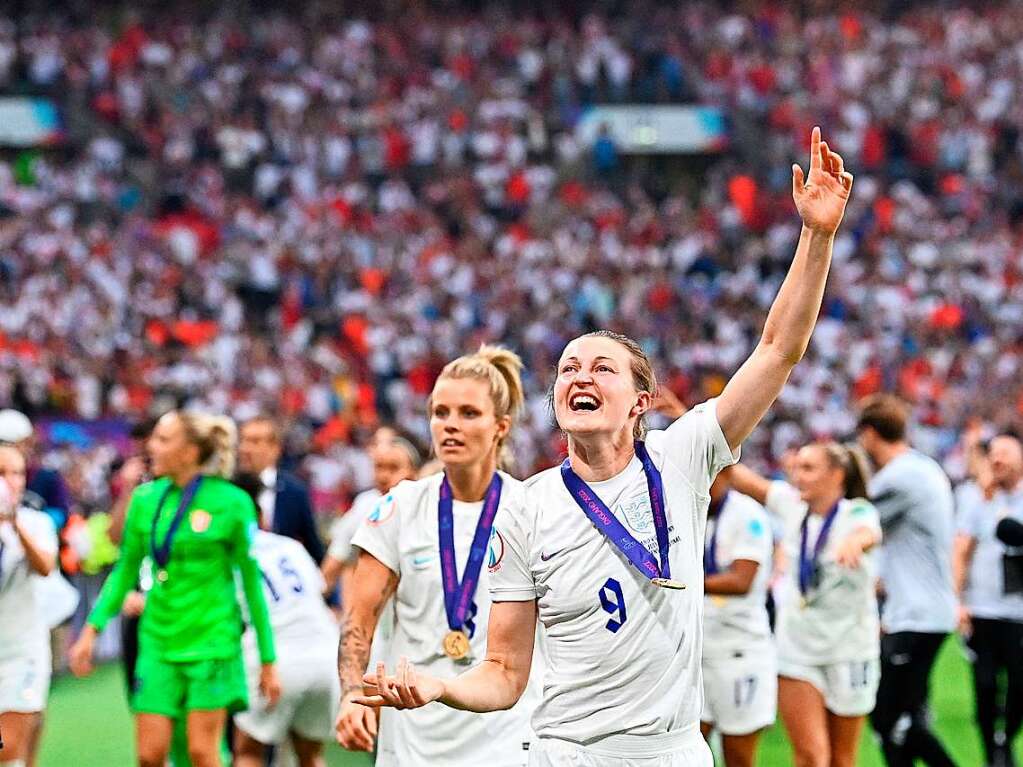 England und Deutschland liefern sich vor der EM-Rekordkulisse in Wembley ein groes Duell - mit einem Happy End fr die Gastgeberinnen. 