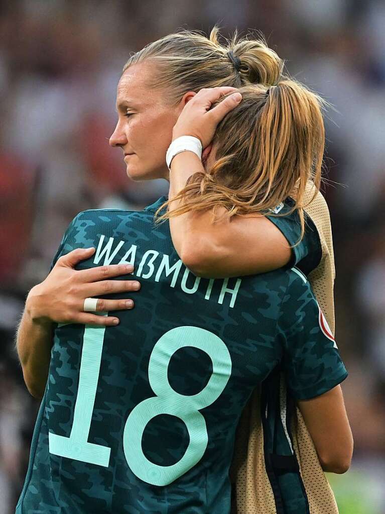 England und Deutschland liefern sich vor der EM-Rekordkulisse in Wembley ein groes Duell - mit einem Happy End fr die Gastgeberinnen. 