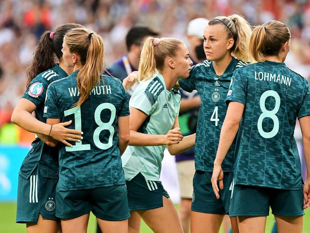 England und Deutschland liefern sich vor der EM-Rekordkulisse in Wembley ein groes Duell - mit einem Happy End fr die Gastgeberinnen. 