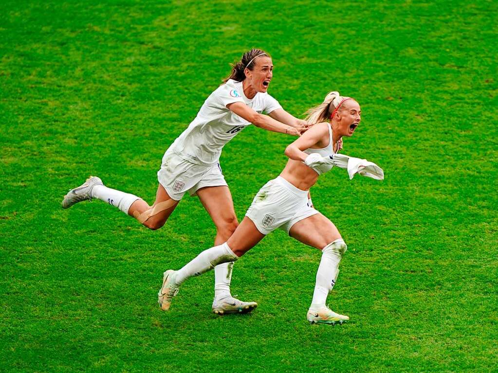 England und Deutschland liefern sich vor der EM-Rekordkulisse in Wembley ein groes Duell - mit einem Happy End fr die Gastgeberinnen. 